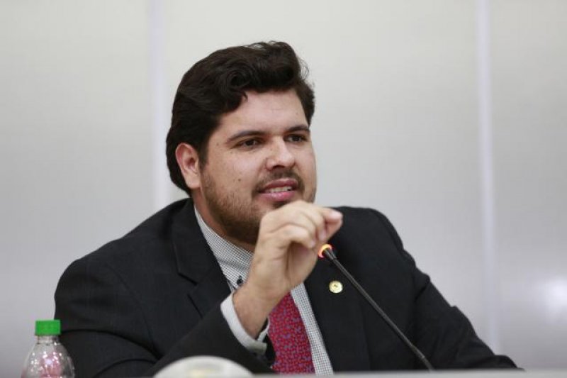 Jean Oliveira pede construção de lombadas e sinalização em Alta Floresta