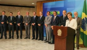 Ministros devem pedir demissão coletiva se Dilma for afastada
