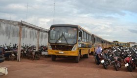 Ônibus escolares são apreendidos pelo Detran em Rolim de Moura