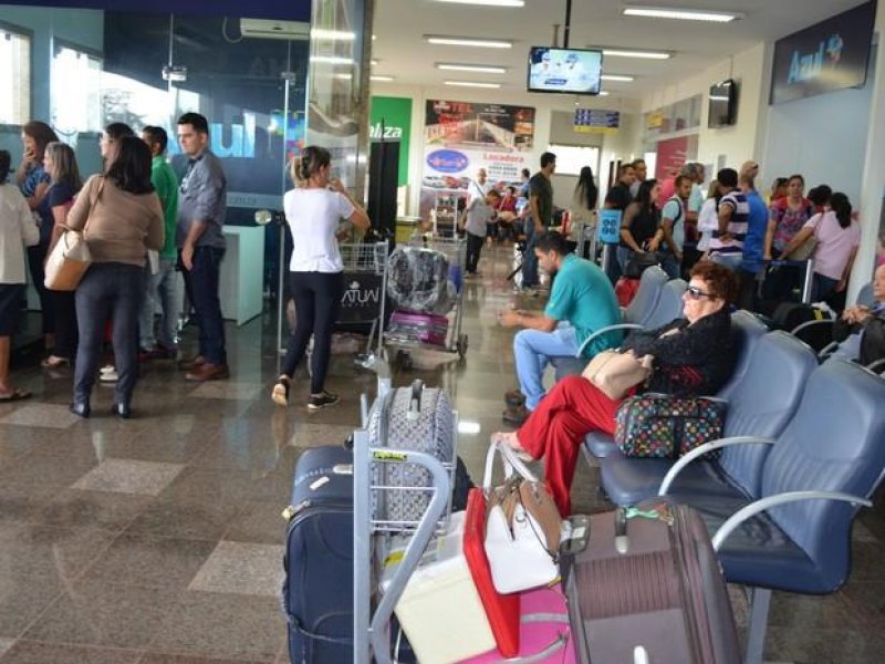 Passageiros de Rondônia que esperaram 24h por voo são colocados em ônibus