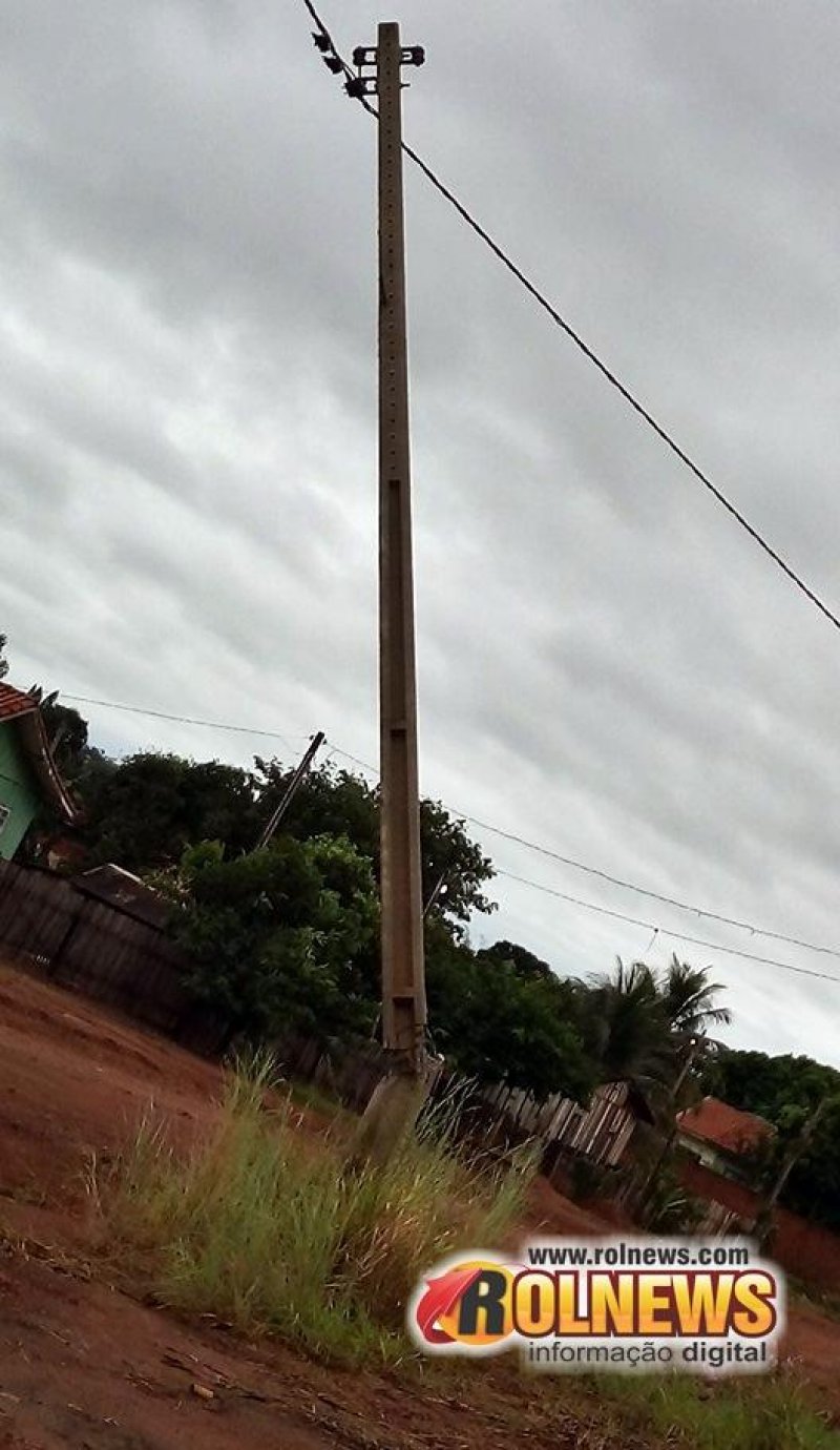 Rolim:Poste no bairro Jardim Tropical está quase caindo e população corre risco de ficar sem energia
