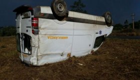 Ambulância de Vale do Paraíso capota na BR-364 com paciente de 10 anos de...