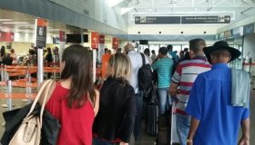 Avião da Latam colide em pássaro após decolagem, e voo é cancelado em Porto...