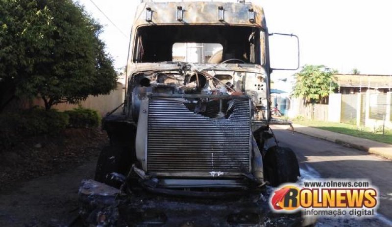 Carreta é incendiada em Cacoal