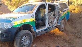 Carro da Polícia Militar colide contra ônibus escolar em Ministro Andreazza