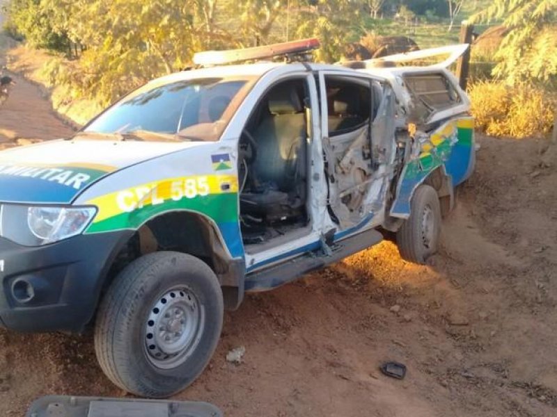 Carro da Polícia Militar colide contra ônibus escolar em Ministro Andreazza