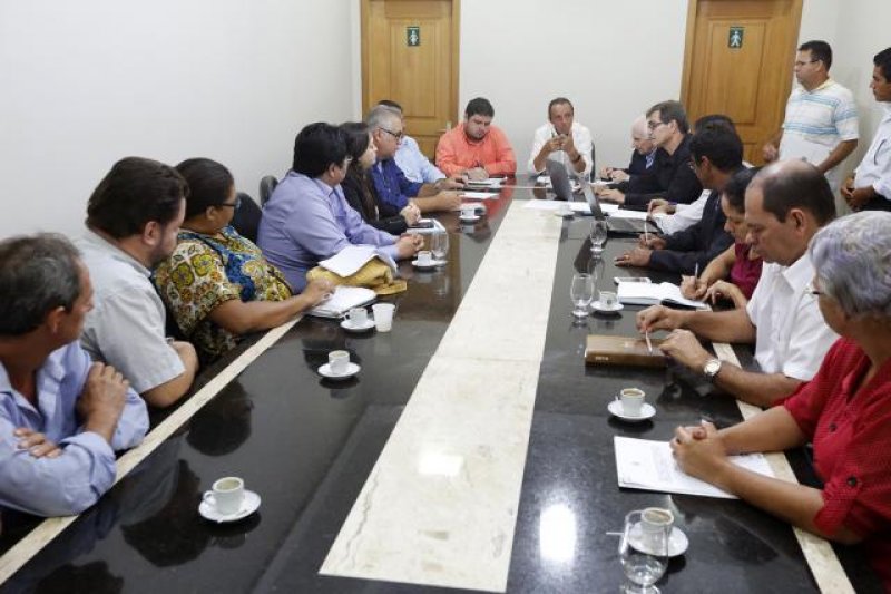 Lazinho da Fetagro se reúne com comissão para discutir litígio da Linha 45
