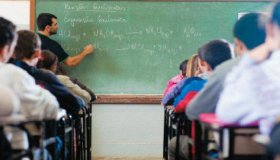 Professores no Brasil ganham menos que outros profissionais com a mesma...