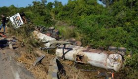 Carreta carregada com óleo tomba na BR-364 e carga cai em rio de Ariquemes