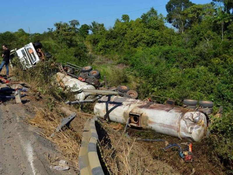 Carreta carregada com óleo tomba na BR-364 e carga cai em rio de Ariquemes