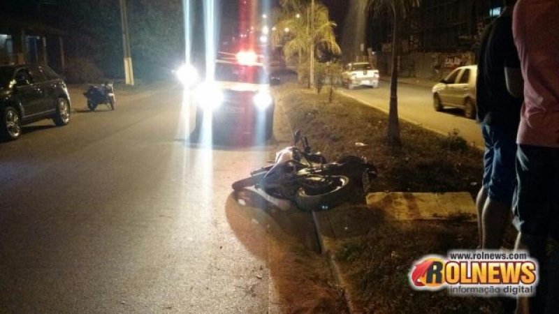 Condutor de motocicleta Bros provoca acidente e foge deixando casal ferido em Cacoal