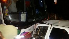 Morte na BR-364: Colisão frontal entre carro e ônibus em Presidente Médici