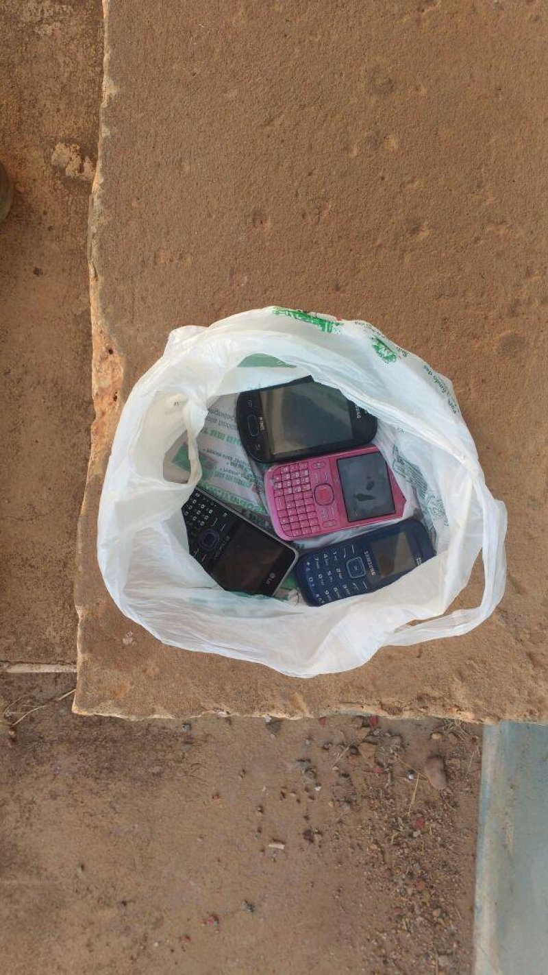 Quatro telefones foram apreendidos durante revista no presídio de Cacoal