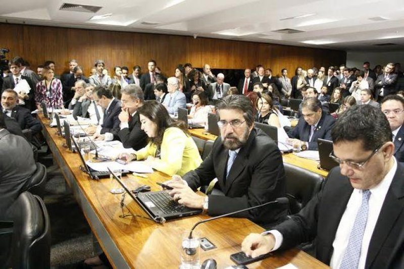 Raupp vota favorável ao projeto que reajusta salários dos defensores públicos