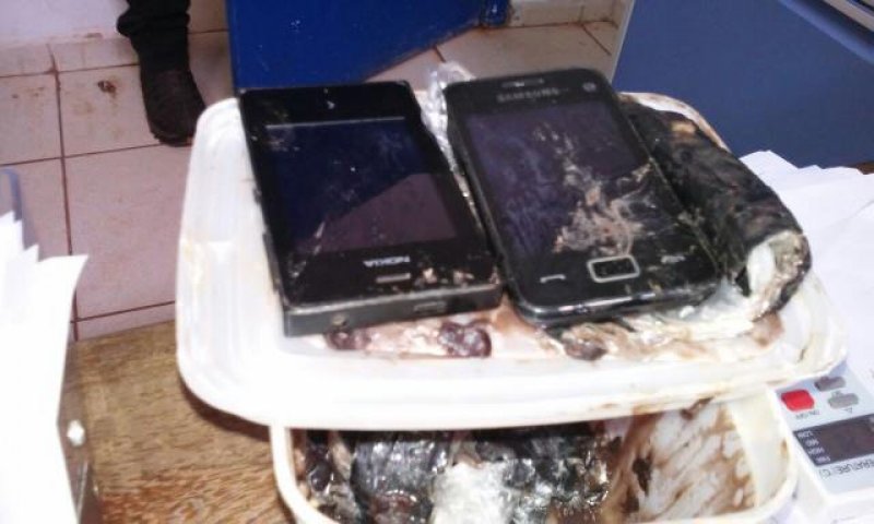 Adolescente é flagrada tentando entrar com telefones no dia de visita no presídio