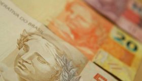 Cliente paga despesa em posto de combustíveis e recebe nota falsa de troco