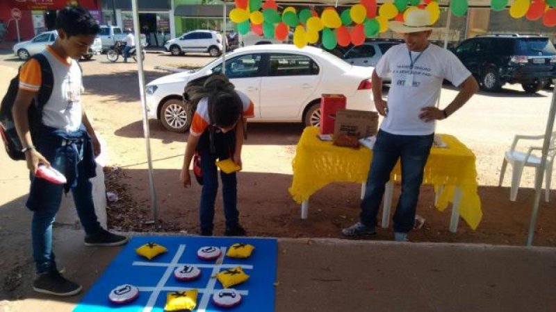 Pedestres são orientados com atividades lúdicas durante a semana da EXPOAGRO em Rolim de Moura