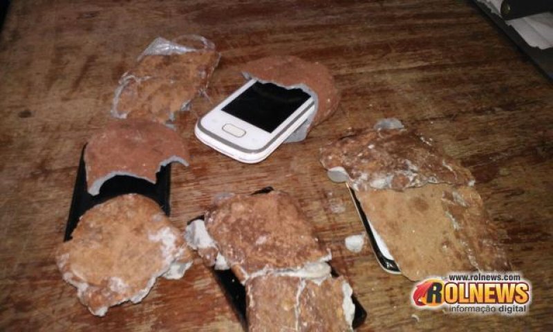 Telefones 'disfarçados' de pedras são arremessados no pátio do presídio de Cacoal
