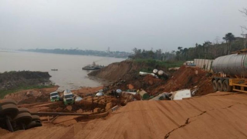 Urgente:Barranco desaba em Porto Velho com mais de 10 carretas