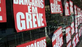 Bancos completam 21 dias em greve e sindicato participa de negociações