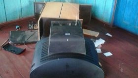 Bebê morre após ter cabeça prensada por TV de tubo em Guajará
