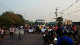 Moradores protestam contra garimpo e fecham a ponte sobre o Rio Madeira