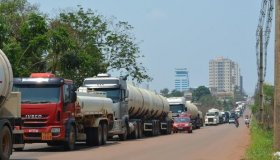 Protesto na Estrada do Belmont causa fila de carros de 2,5 km em Porto Velho