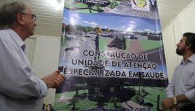 Raupp vistoria obras do Hospital Municipal de Cacoal