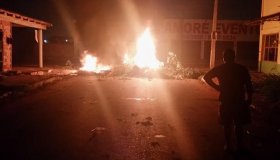 Sem luz há 30h, moradores ateiam fogo em entulhos e interditam ruas em Porto...