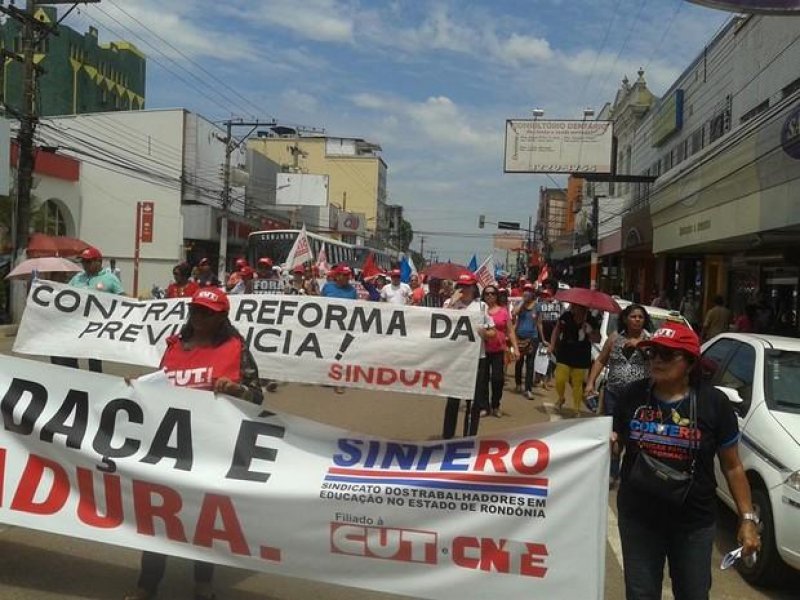 Sindicatos protestam e fazem paralisação contra reforma trabalhista e Temer, em Porto Velho