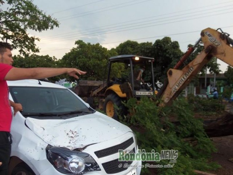 Vendaval causa prejuízos em Rolim de Moura