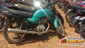 Adolescente é detido pilotando motocicleta com placa adulterada