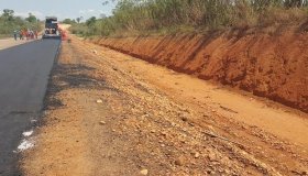 Asfalto começa a ser colocado em obra do Anel Viário de Ji-Paraná