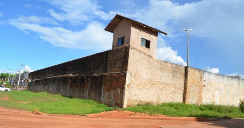 Bandidos lançam maconha e telefone no pátio do presídio de Cacoal