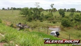 Carro e caminhonete capotam na RO-383; havia 08 pessoas no interior dos...