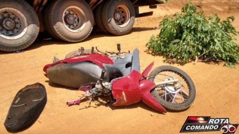 Criança de 10 anos que pilotava motocicleta morre ao chocar-se contra caminhão parado em Santana do Guaporé