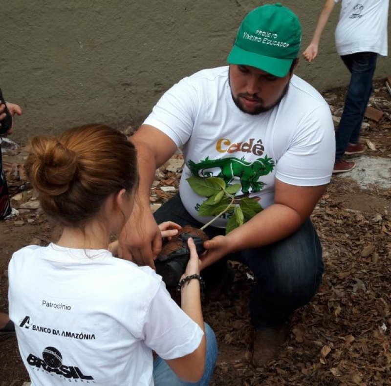 Estudantes de Rolim de Moura realizam ação de arborização com a Ecoporé