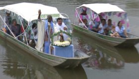 Imagem de Nossa Senhora Aparecida chega de barco para procissão em RO