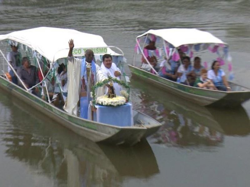 Imagem de Nossa Senhora Aparecida chega de barco para procissão em RO
