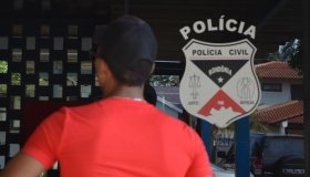 Jovem tenta tirar mulher da cadeia após denunciá-la por furto de comida em...