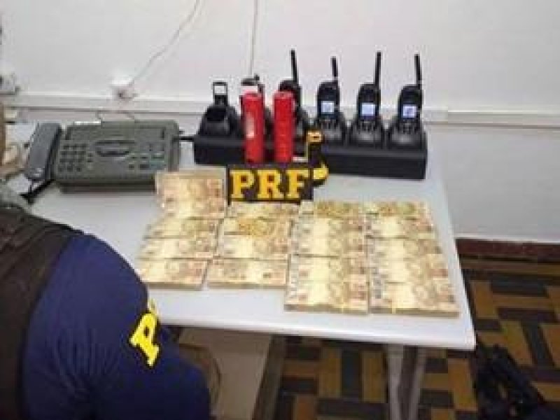 PRF apreende R$ 100 mil em carro e 500 maços de cigarro na BR-425