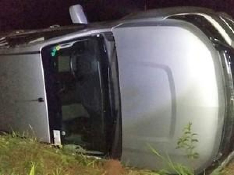 Suspeitos capotam carro roubado na BR-429, em São Miguel do Guaporé