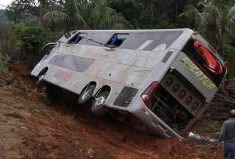 Acidente na BR-364 tomba ônibus e mata um em motocicleta, próximo a Ouro Preto