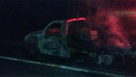 Caminhonete é destruída pelo fogo na BR-364