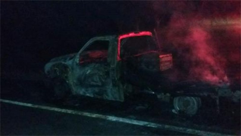 Caminhonete é destruída pelo fogo na BR-364