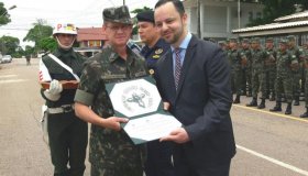 Exército homenageia Júlio Olivar no Dia da Bandeira