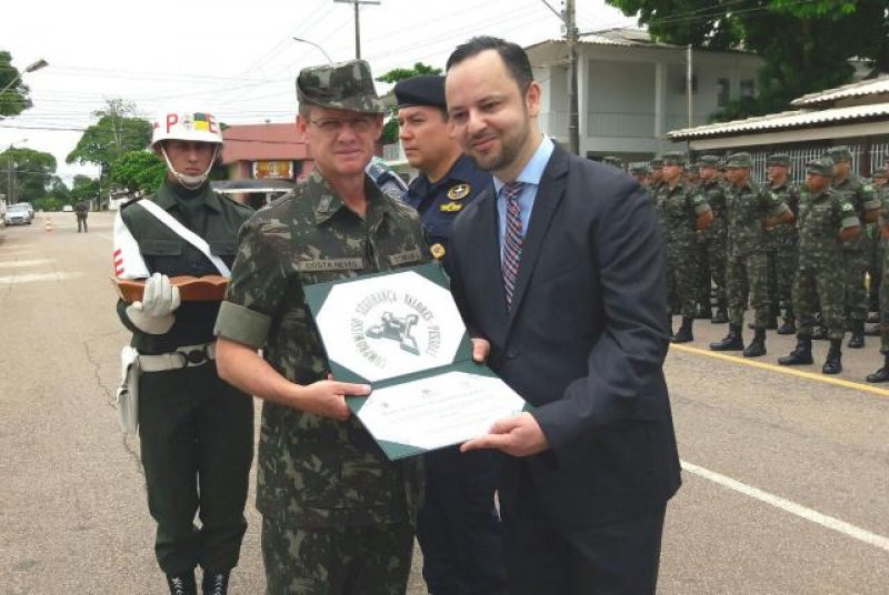 Exército homenageia Júlio Olivar no Dia da Bandeira