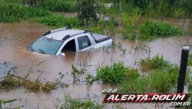 Após aquaplanar, carro roda na pista e capota dentro de córrego em Rolim de...
