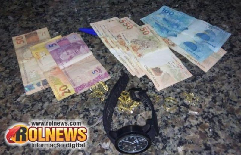 Através de uma denuncia anônima, PM de Cacoal prende ladrão em flagrante com dinheiro e jóias