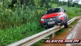 Mais um carro se envolve em aquaplanagem na RO-383 em Rolim de Moura